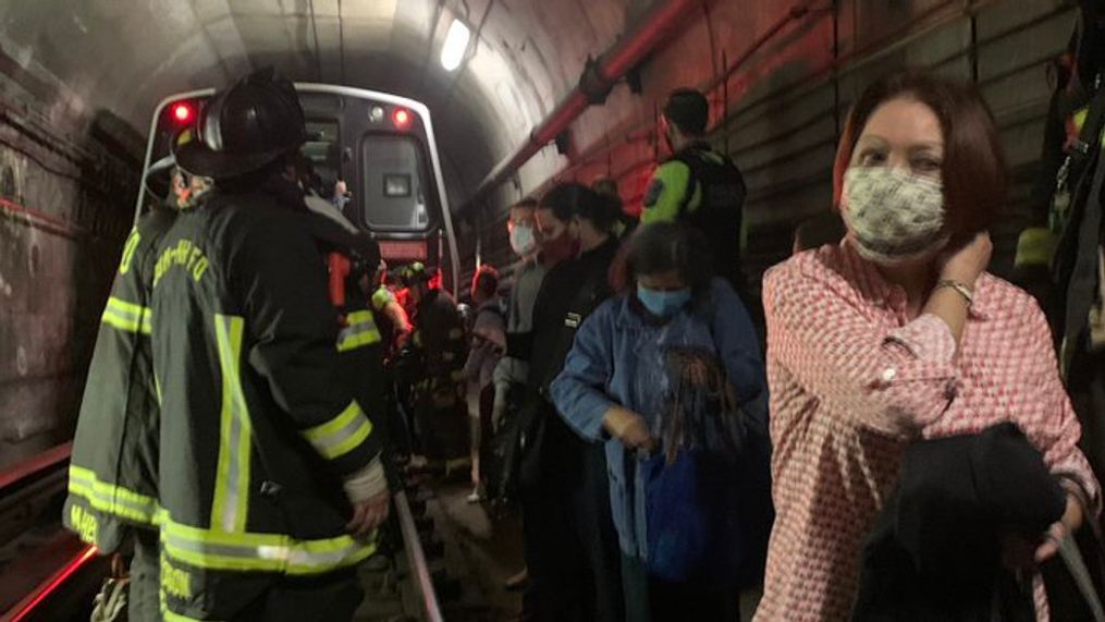 Passengers wait after a Metro train partially derailed in Arlington, causing the suspension of train service between the Pentagon and Foggy Bottom stations. (Tw/@idotter88)